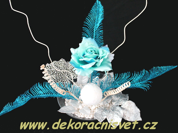 Inspirace na výrobu květinové vánoční dekorace v azurové barvě