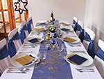 Vánoční inspirace na výzdobu stolu v kombinaci zlaté a modré