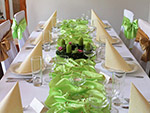 Vánoční inspirace na výzdobu stolu v kombinaci zlaté a světle zelené
